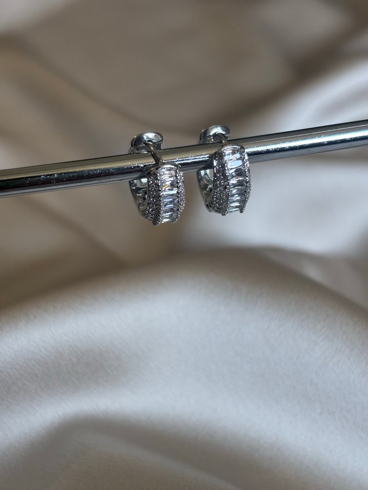 Gümüş Renk Taş Detaylı Mini Halka Çelik Küpe - Görsel 2