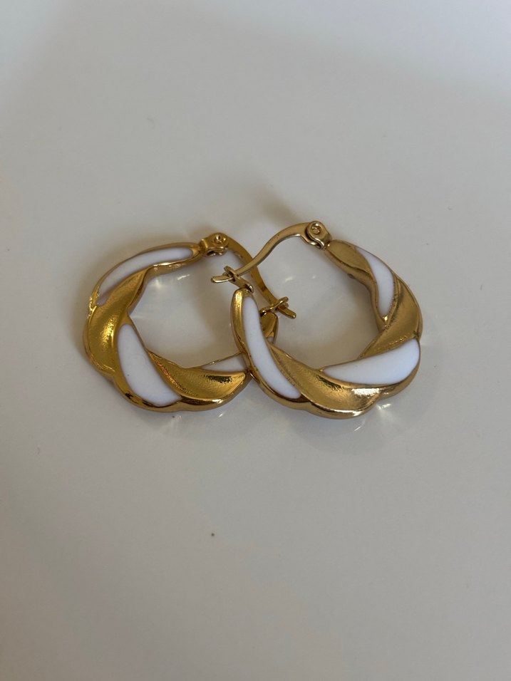 Gold Renk Beyaz Detaylı Halka Çelik Küpe - Görsel 2