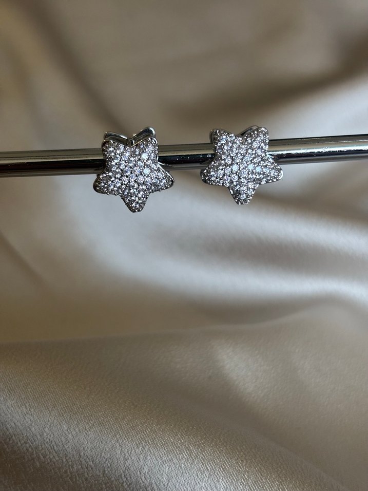 Gümüş Renk Yıldız Formlu Taş Detaylı Mini Çelik Küpe - Görsel 3