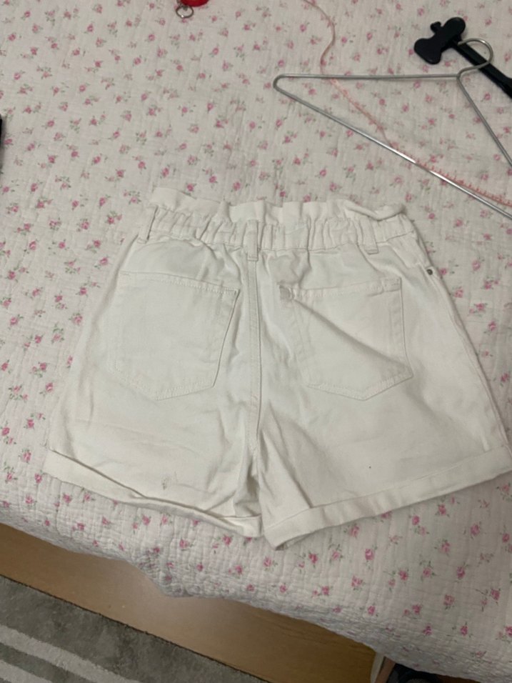 Beyaz Düğmeli Pamuklu Mini Şort - Görsel 3