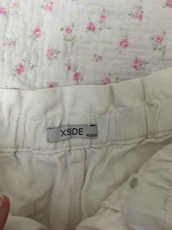 Beyaz Düğmeli Pamuklu Mini Şort - Görsel 2