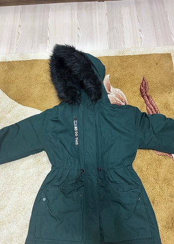 Koyu Yeşil Kapüşonlu Kadın Kışlık Mont
