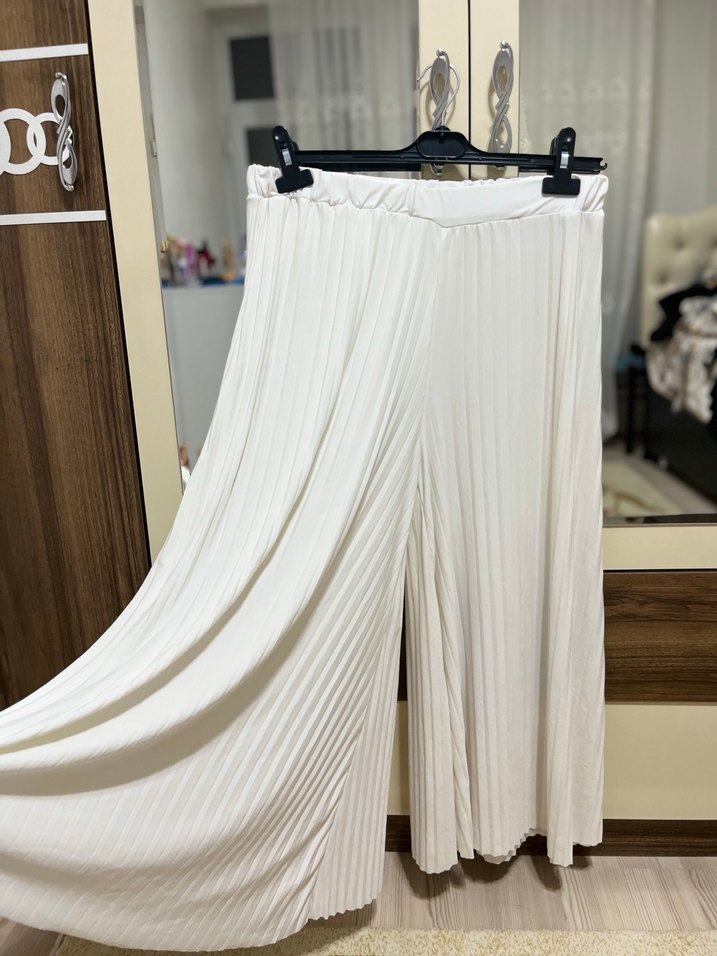 Beyaz pileli takım - Görsel 3