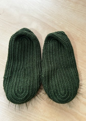 Koyu Yeşil Nakışlı Örgü Kız Terliği - Görsel 2