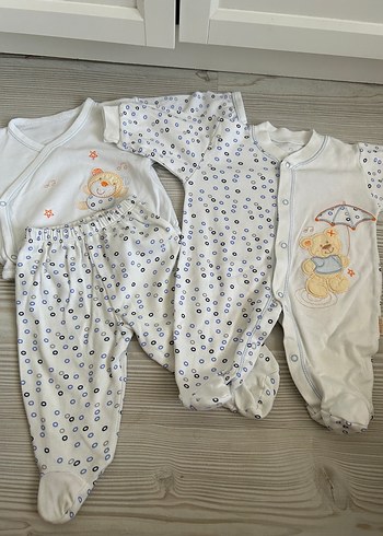 Nakışlı Beyaz Pamuk Bebek Hastane Kıyafeti - Görsel 2