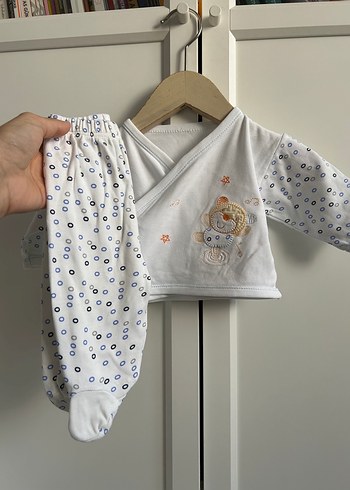 Nakışlı Beyaz Pamuk Bebek Hastane Kıyafeti - Görsel 3