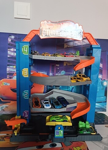 Hot wheels katlı araba garajı oyuncak
