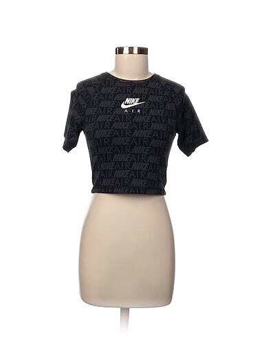 Nike T-shirt %70 İndirimli.