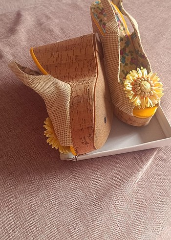 Sarı Boncuklu Çiçekli Kadın Dolgu Topuk Ayakkabı - Görsel 3