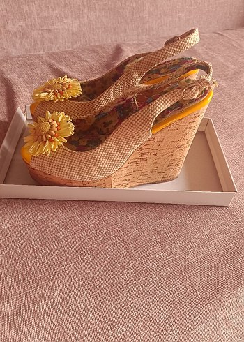 Sarı Boncuklu Çiçekli Kadın Dolgu Topuk Ayakkabı - Görsel 2
