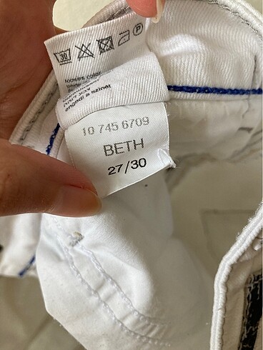 27 Beden beyaz Renk MAVİ JEANS ŞORT
