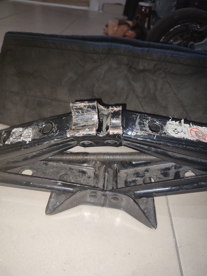 Siyah Katlanabilir Araba Krikosu detay açıklamada - Görsel 2