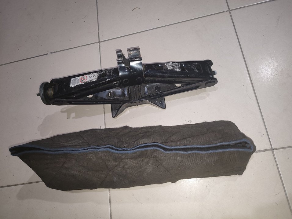 Siyah Katlanabilir Araba Krikosu detay açıklamada - Görsel 3