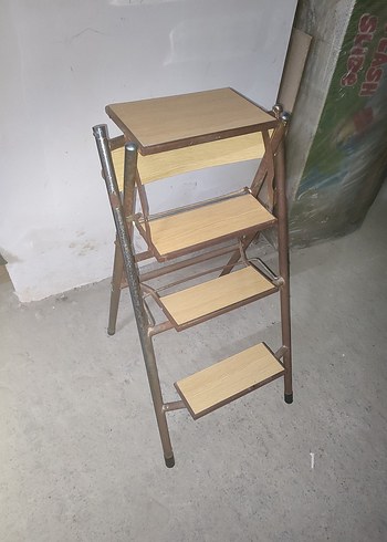 merdivene dönüşen sandalye katlanır