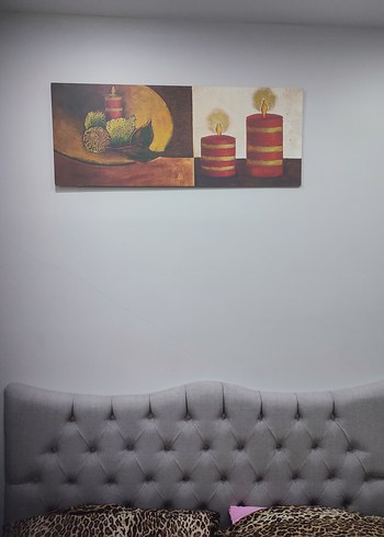 Kırmızı Şeritli Mumlar ve Doğal Objeler Tablosu - Görsel 3