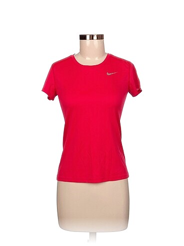 Nike T-shirt %70 İndirimli.