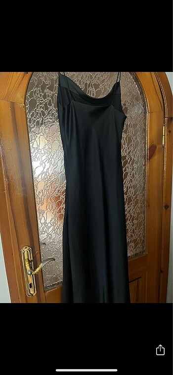 Trendyol & Milla Siyah saten yırtmaçlı elbise