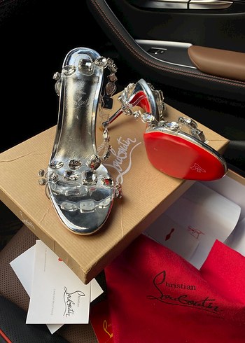 Christian Louboutin ürünü