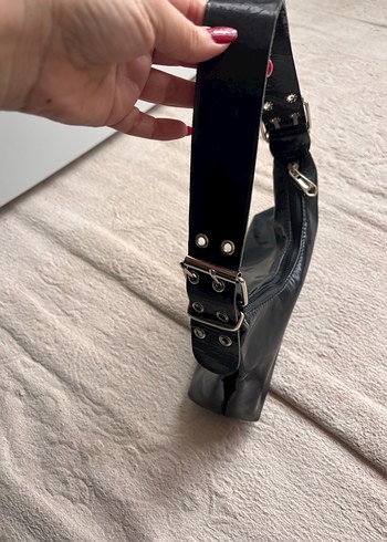 Siyah parlak Tokalı Kadın Çantası - Görsel 2