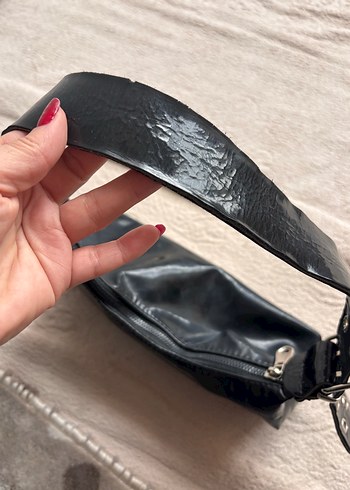 Siyah parlak Tokalı Kadın Çantası - Görsel 4