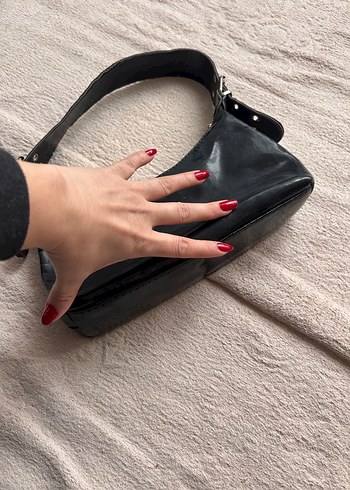 Siyah parlak Tokalı Kadın Çantası - Görsel 3