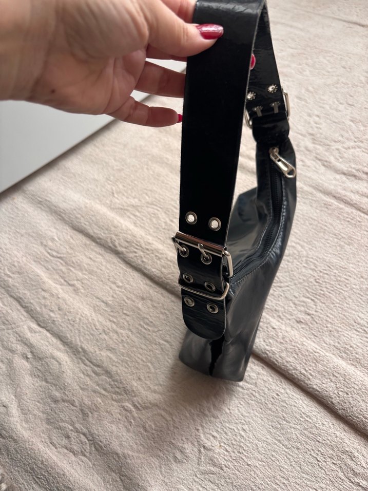 Siyah parlak Tokalı Kadın Çantası - Görsel 2