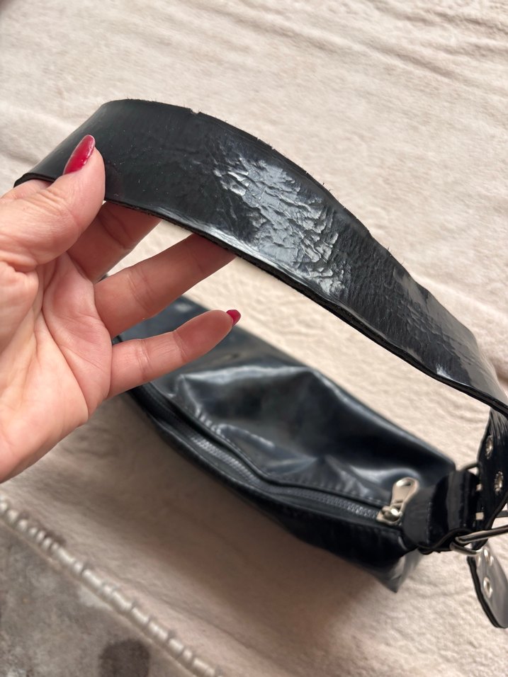 Siyah parlak Tokalı Kadın Çantası - Görsel 4