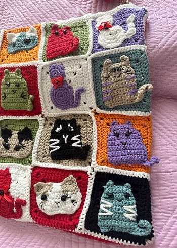 KEDİ FİGÜRLÜ EL ÖRGÜSÜ TIĞ İŞİ YASTIK KILIFI - Görsel 3