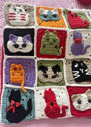 KEDİ FİGÜRLÜ EL ÖRGÜSÜ TIĞ İŞİ YASTIK KILIFI - Görsel 2