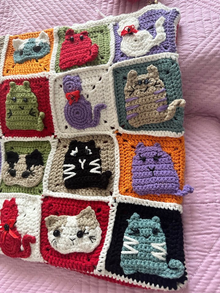 KEDİ FİGÜRLÜ EL ÖRGÜSÜ TIĞ İŞİ YASTIK KILIFI - Görsel 3