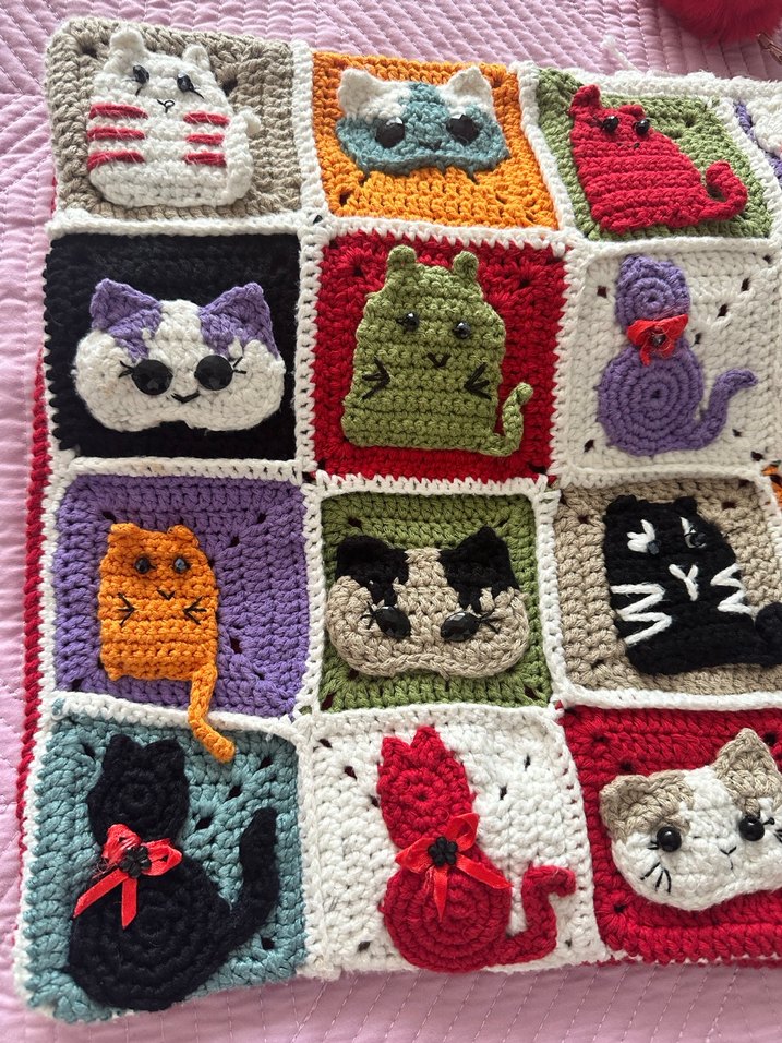 KEDİ FİGÜRLÜ EL ÖRGÜSÜ TIĞ İŞİ YASTIK KILIFI - Görsel 2