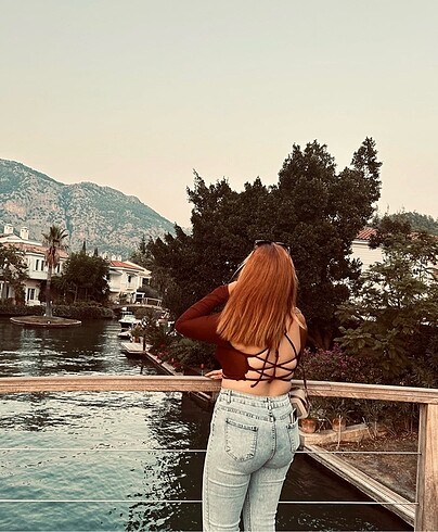 Sırt dekolteli