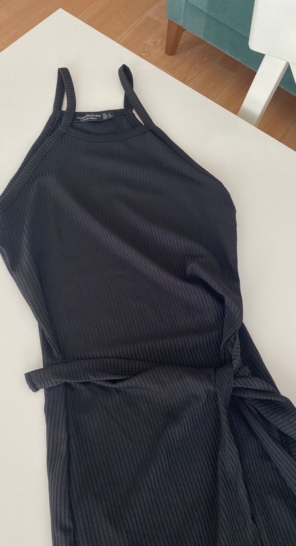 Siyah Uzun İnce Askılı Kemerli Elbise - Görsel 2