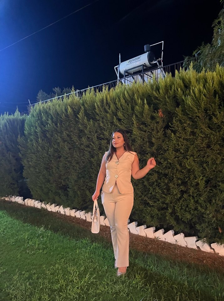 Beyaz V Yaka Kolsuz Kadın Takım Elbise - Görsel 2