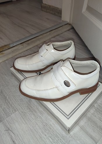 Beyaz Parlak Tokalı Erkek Çocuk Ayakkabısı - Görsel 3