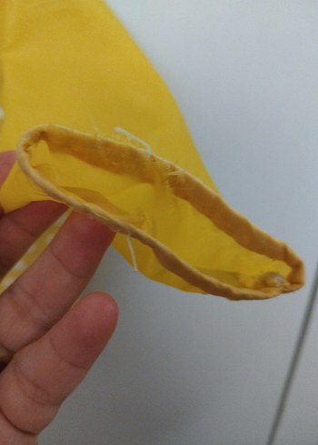 Sarı Baskılı Bebek Önlüğü. Kolun üç kısmında yıpranmalar var - Görsel 3