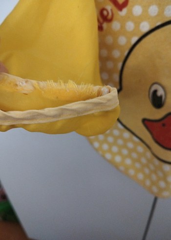 Sarı Baskılı Bebek Önlüğü. Kolun üç kısmında yıpranmalar var - Görsel 4