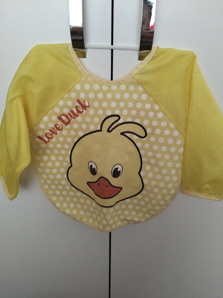 Sarı Baskılı Bebek Önlüğü. Kolun üç kısmında yıpranmalar var - Görsel 2