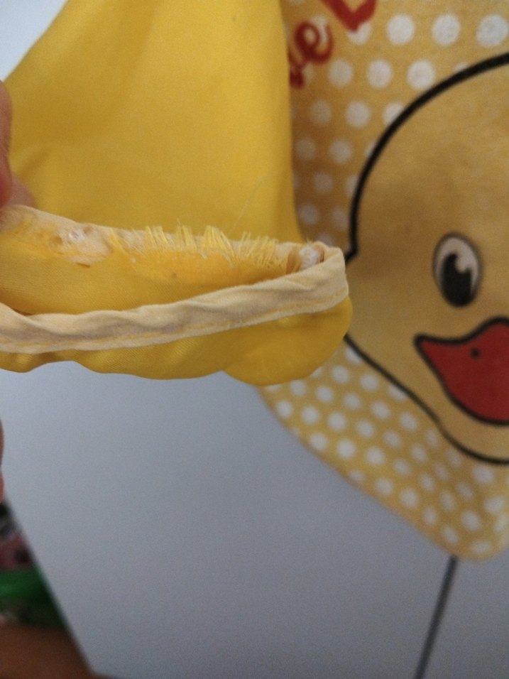 Sarı Baskılı Bebek Önlüğü. Kolun üç kısmında yıpranmalar var - Görsel 4