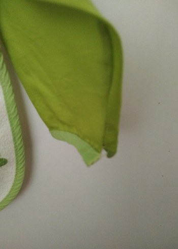 Bebek Önlüğü Uzun Kollu Renkli Kurbağa Baskılı. Kolda yırtık var - Görsel 3