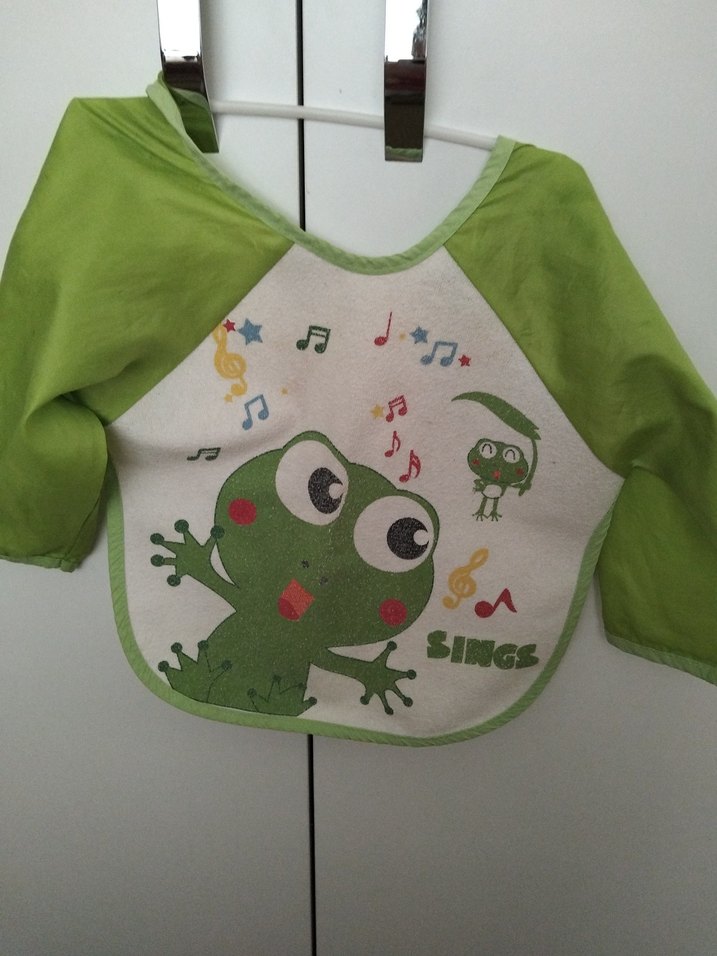 Bebek Önlüğü Uzun Kollu Renkli Kurbağa Baskılı. Kolda yırtık var - Görsel 2