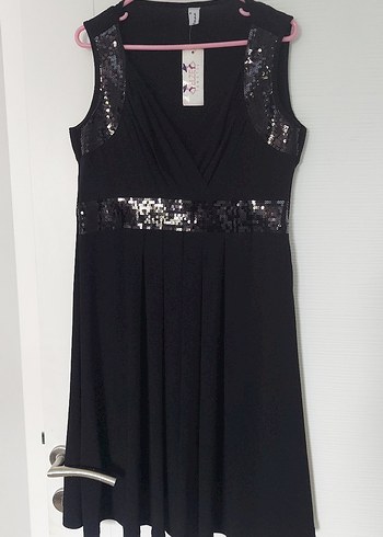 Siyah Pilili V Yaka Gotik Midi Elbise