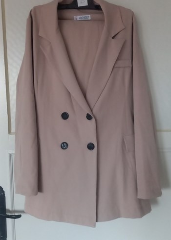 Düğmeli Bej Kadın Uzun Blazer Ceket