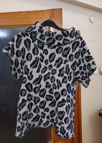 Gri Leopar Desenli Triko Boğazlı Kadın Tişört