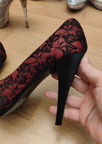 Dantel Detaylı siyah kırmızı Yılan Desenli Dolgu Topuk - Görsel 2