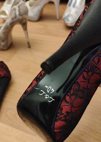 Dantel Detaylı siyah kırmızı Yılan Desenli Dolgu Topuk - Görsel 3