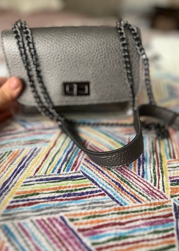 Gri Deri Zincir Detaylı Yılan Desenli Kadın Çanta