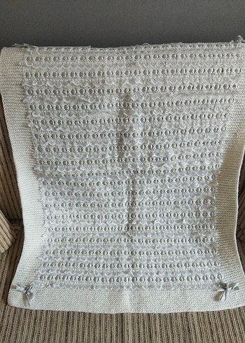 Gri İşlemeli Beyaz Örgü Çocuk Battaniyesi - Görsel 4