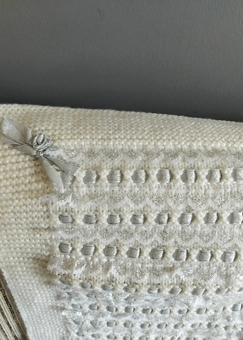 Gri İşlemeli Beyaz Örgü Çocuk Battaniyesi - Görsel 3