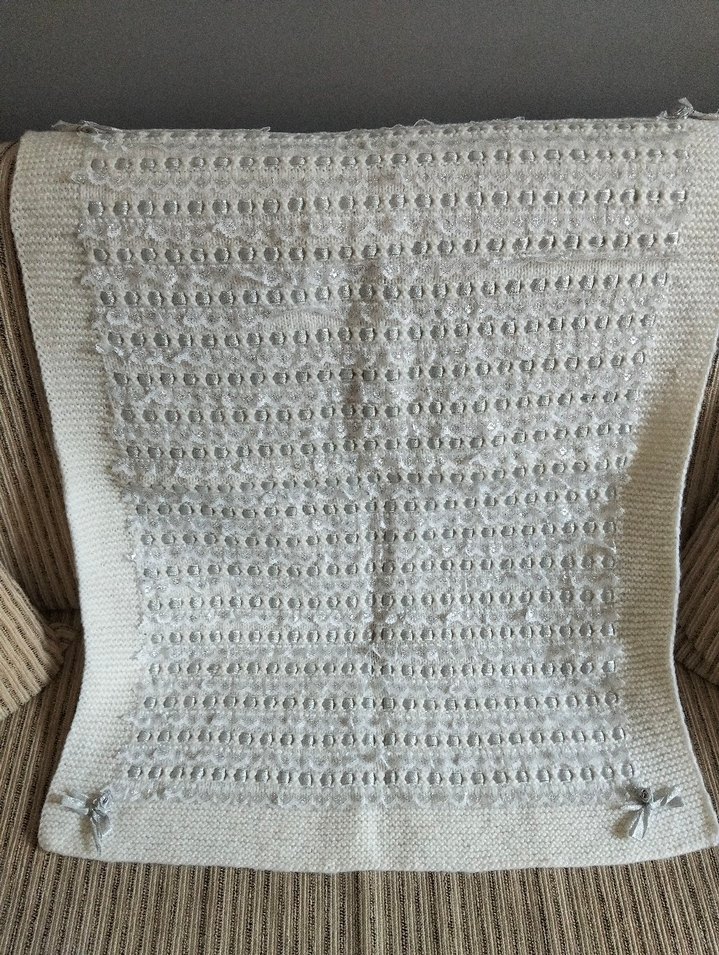 Gri İşlemeli Beyaz Örgü Çocuk Battaniyesi - Görsel 4